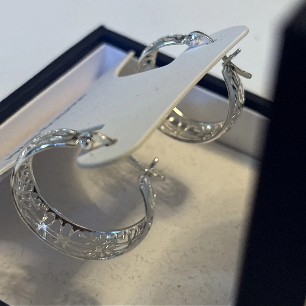 NWT Silverworks Silver Plated 1" Filigree Click Top Hoop Earrings In Gift Box - Picture 6 of 11